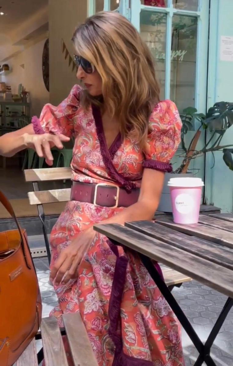 שמלת מעטפת פרחונית עם חגורה מחטבת