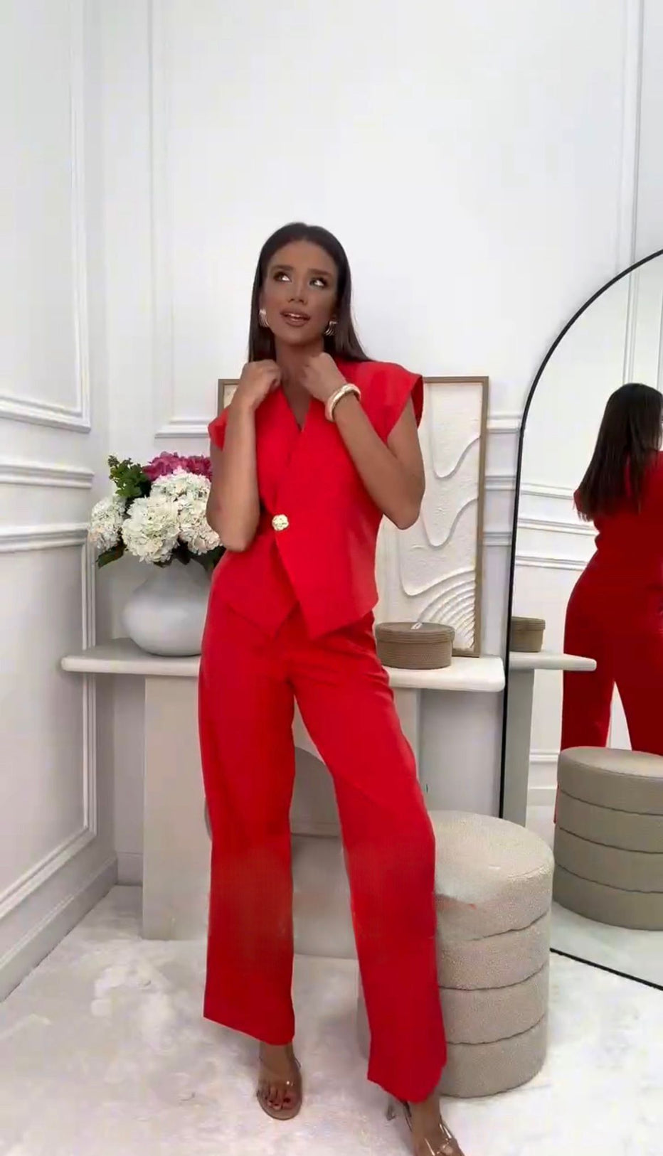 ט אדום נשי ואלגנטי – נועזת, בוטחת ובלתי נשכחת