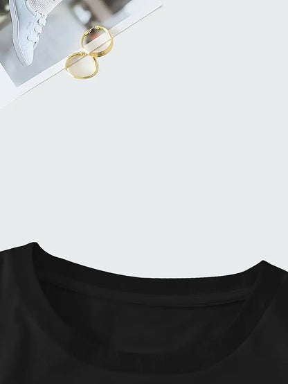 Aimilia - חולצת טי קלה ואלגנטית עם עיטור פרחוני מושך את העין