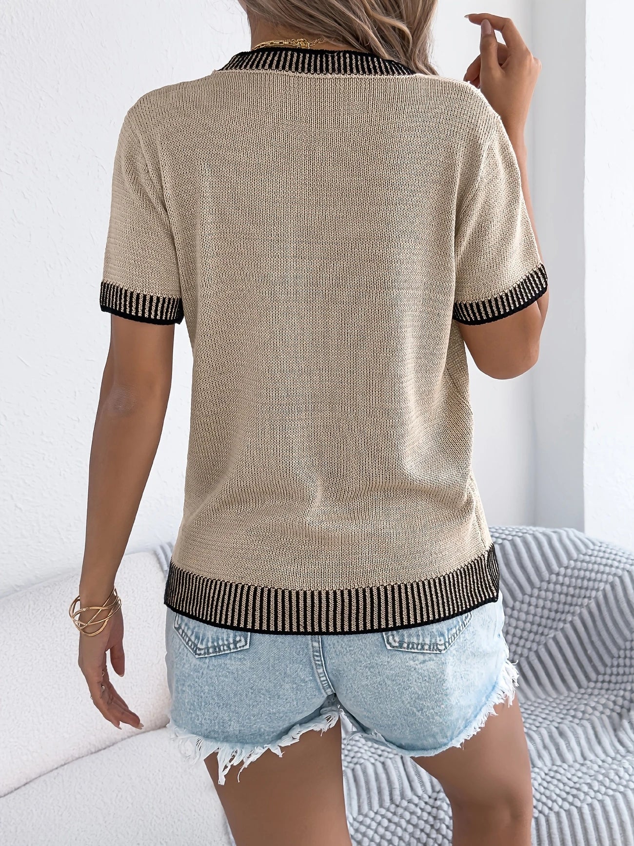 Alethea - חולצת סריג מוקפדת עם צווארון עגול ורצועות אופנתיות