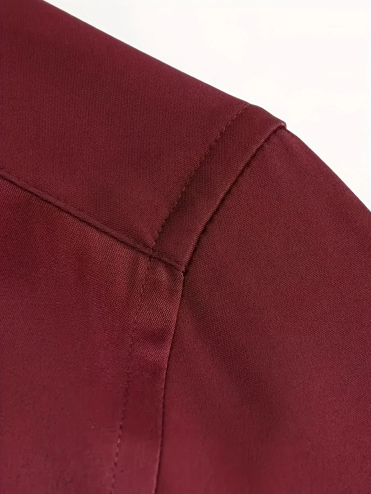 ביטוי אופנתי ואלגנטי: חולצה מסוגננת עם שרוולים ארוכים וכפתורים של Byron