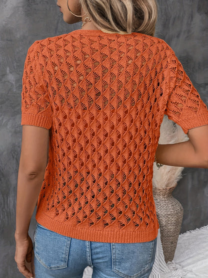 עליונית אלגנטית Angelique עם מפתח V, בד תחרה ושרוולים קצרים לסטייל מושלם