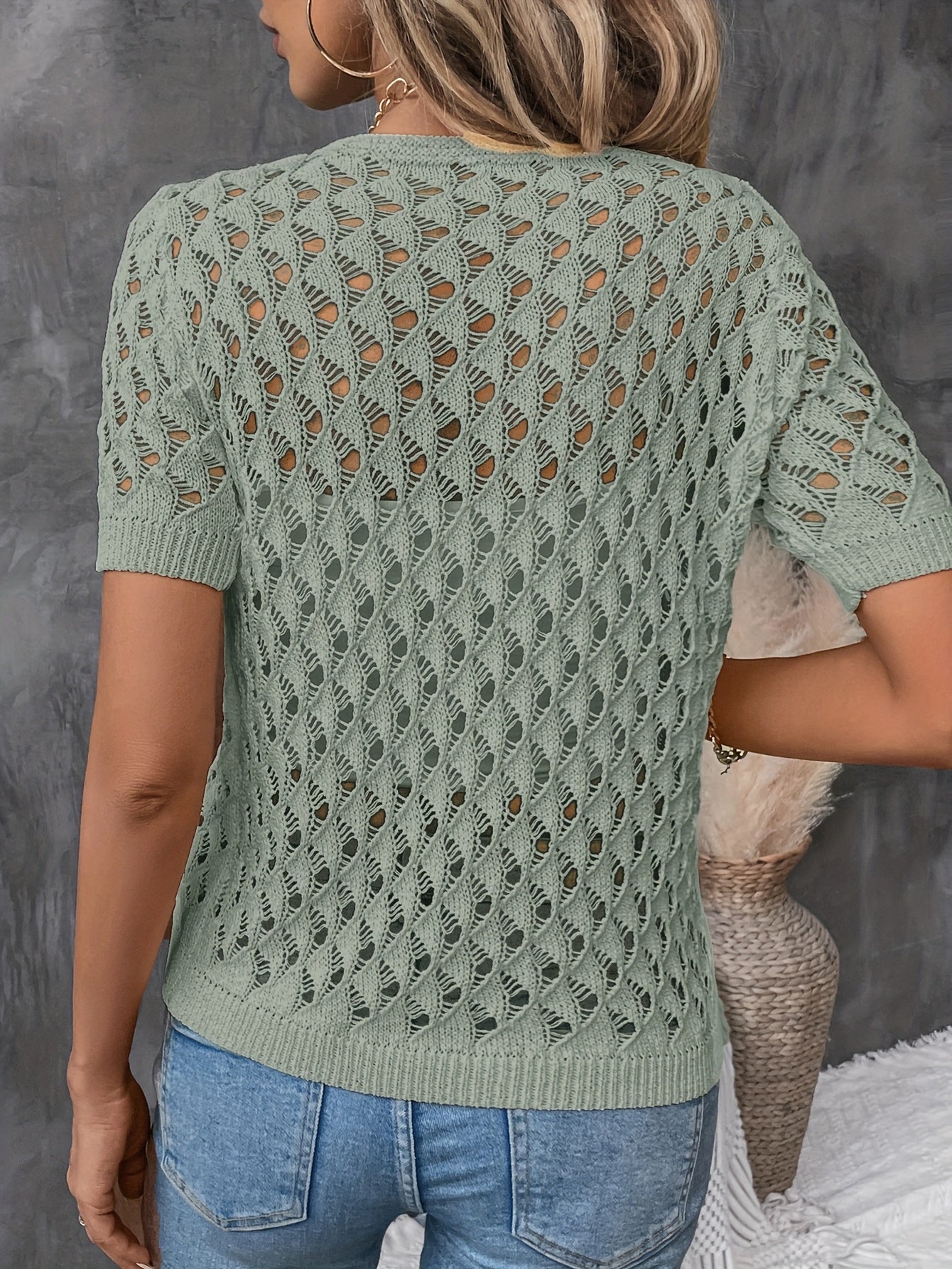 עליונית אלגנטית Angelique עם מפתח V, בד תחרה ושרוולים קצרים לסטייל מושלם