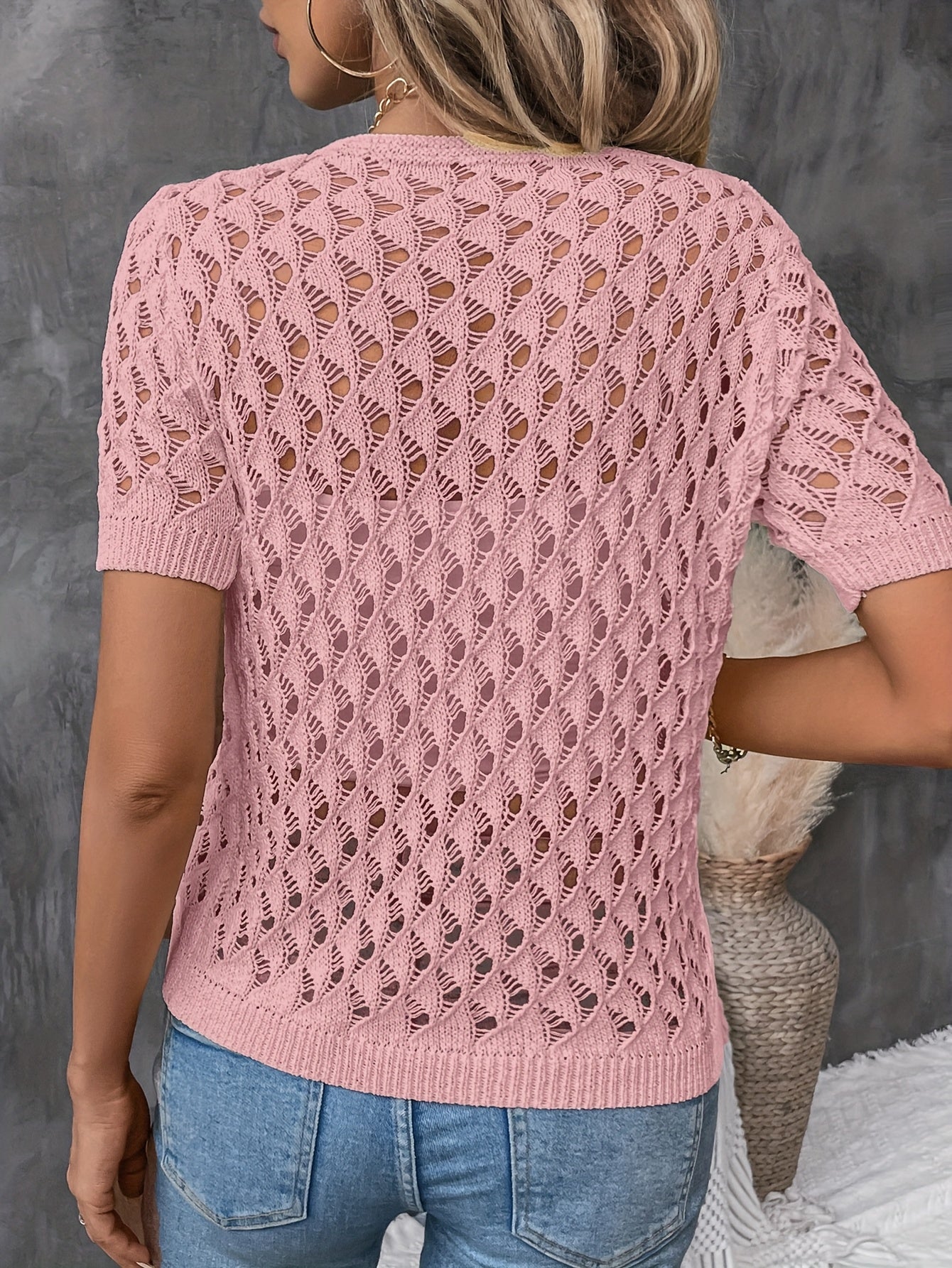 עליונית אלגנטית Angelique עם מפתח V, בד תחרה ושרוולים קצרים לסטייל מושלם