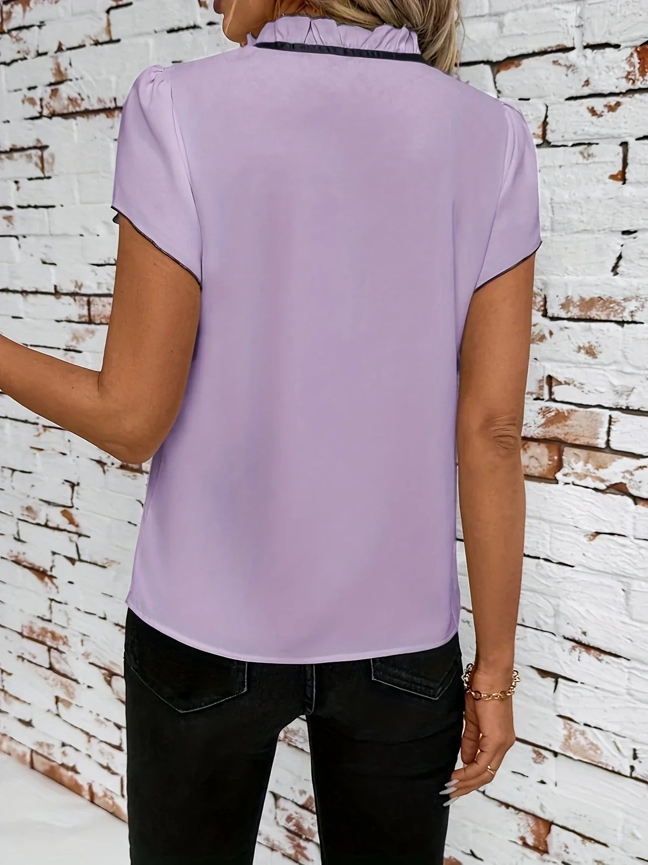 Bethany - חולצת טי קצרה וסטיילית עם עיצוב בלוק צבעים אלגנטי