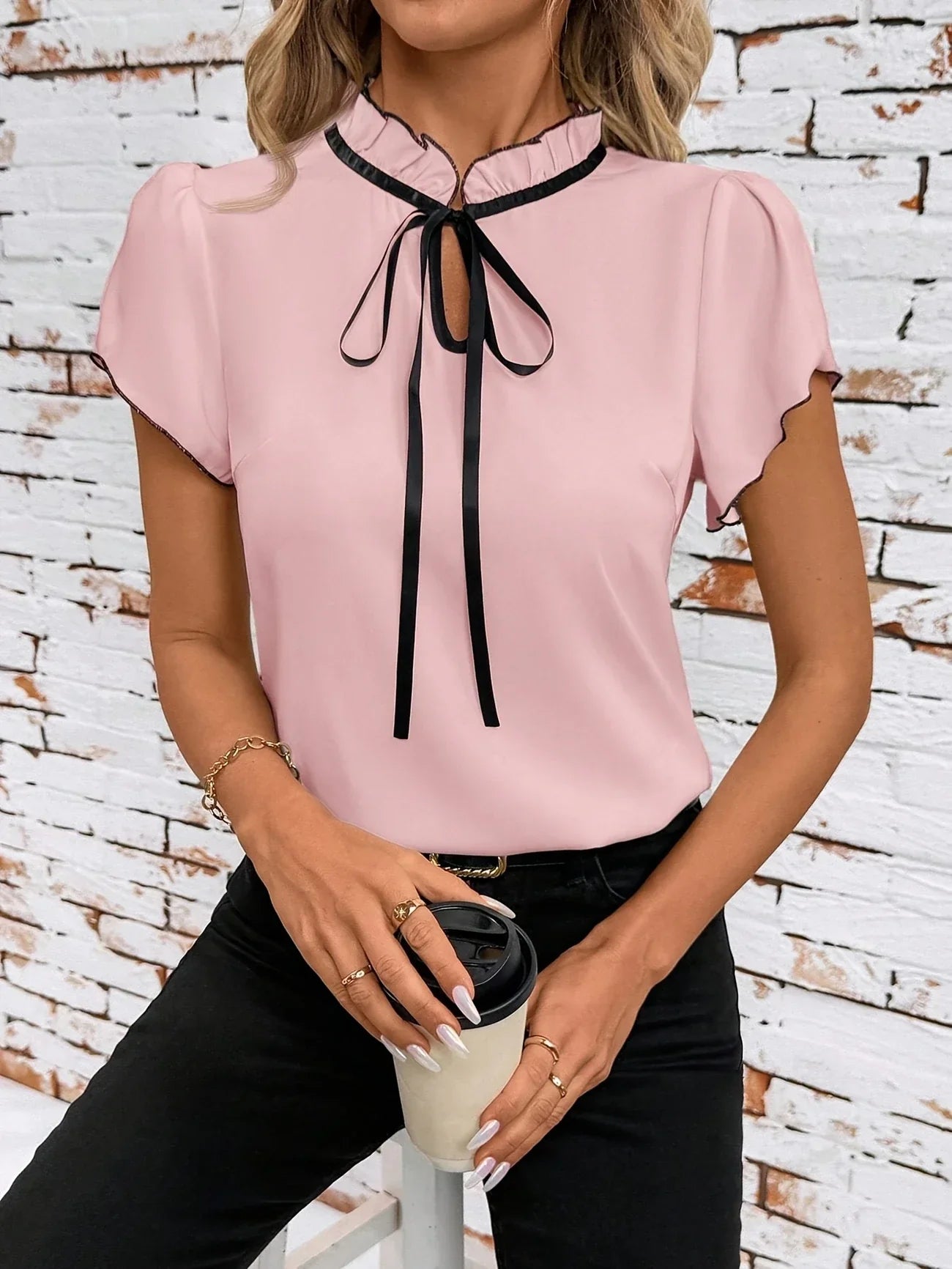 Bethany - חולצת טי קצרה וסטיילית עם עיצוב בלוק צבעים אלגנטי