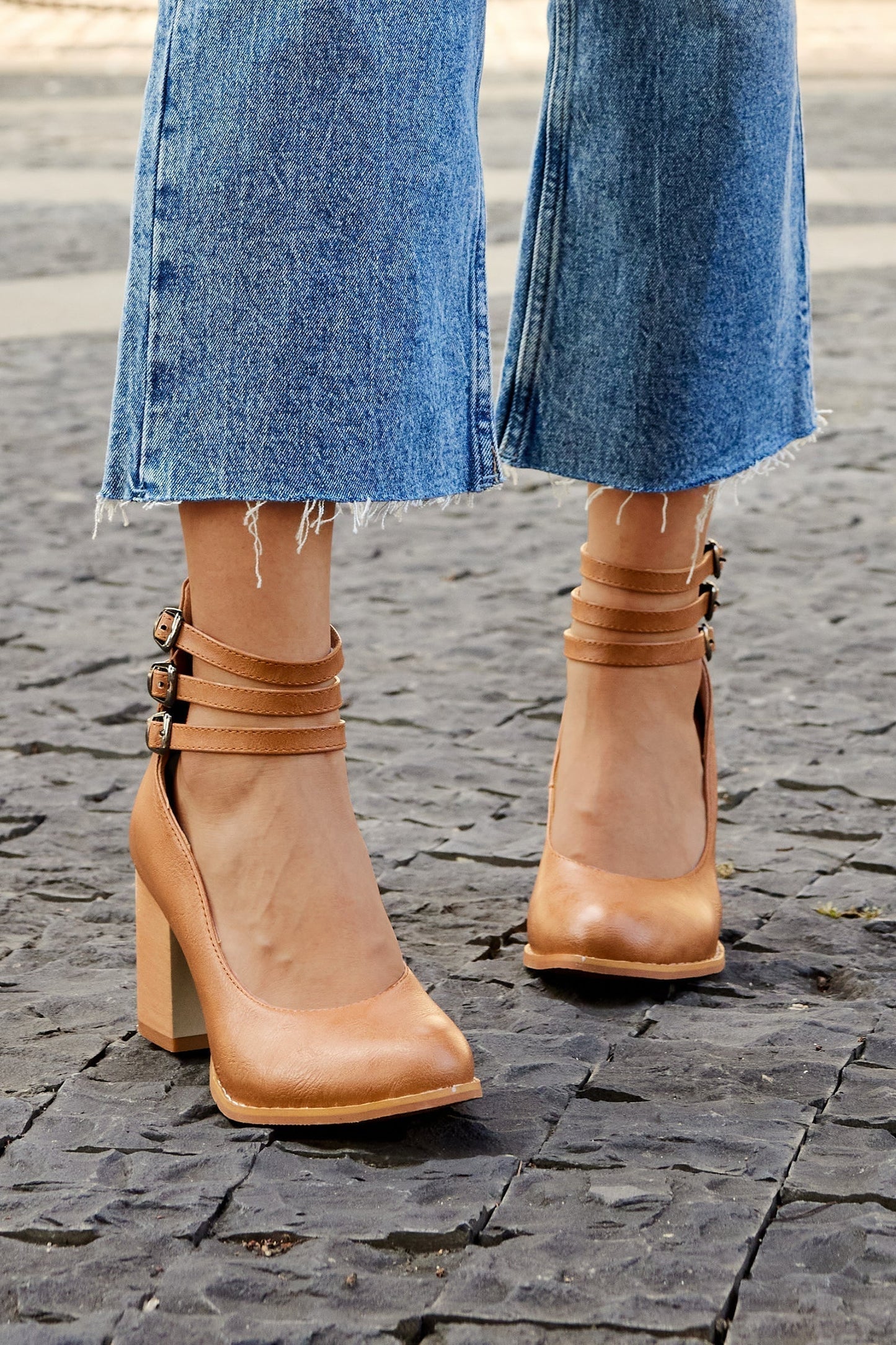 סנדלים קלילים ואלגנטיים עם רצועת קרסול מבית Caa