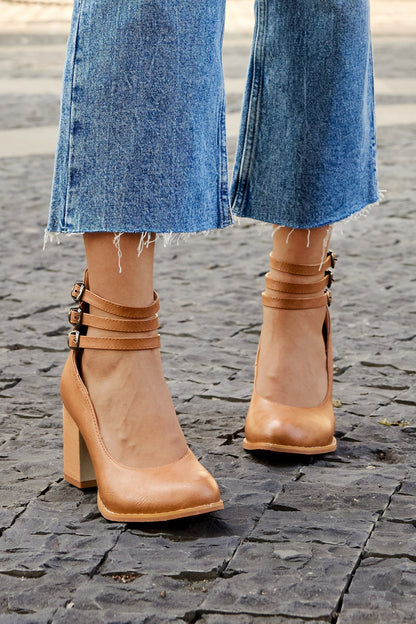 סנדלים קלילים ואלגנטיים עם רצועת קרסול מבית Caa