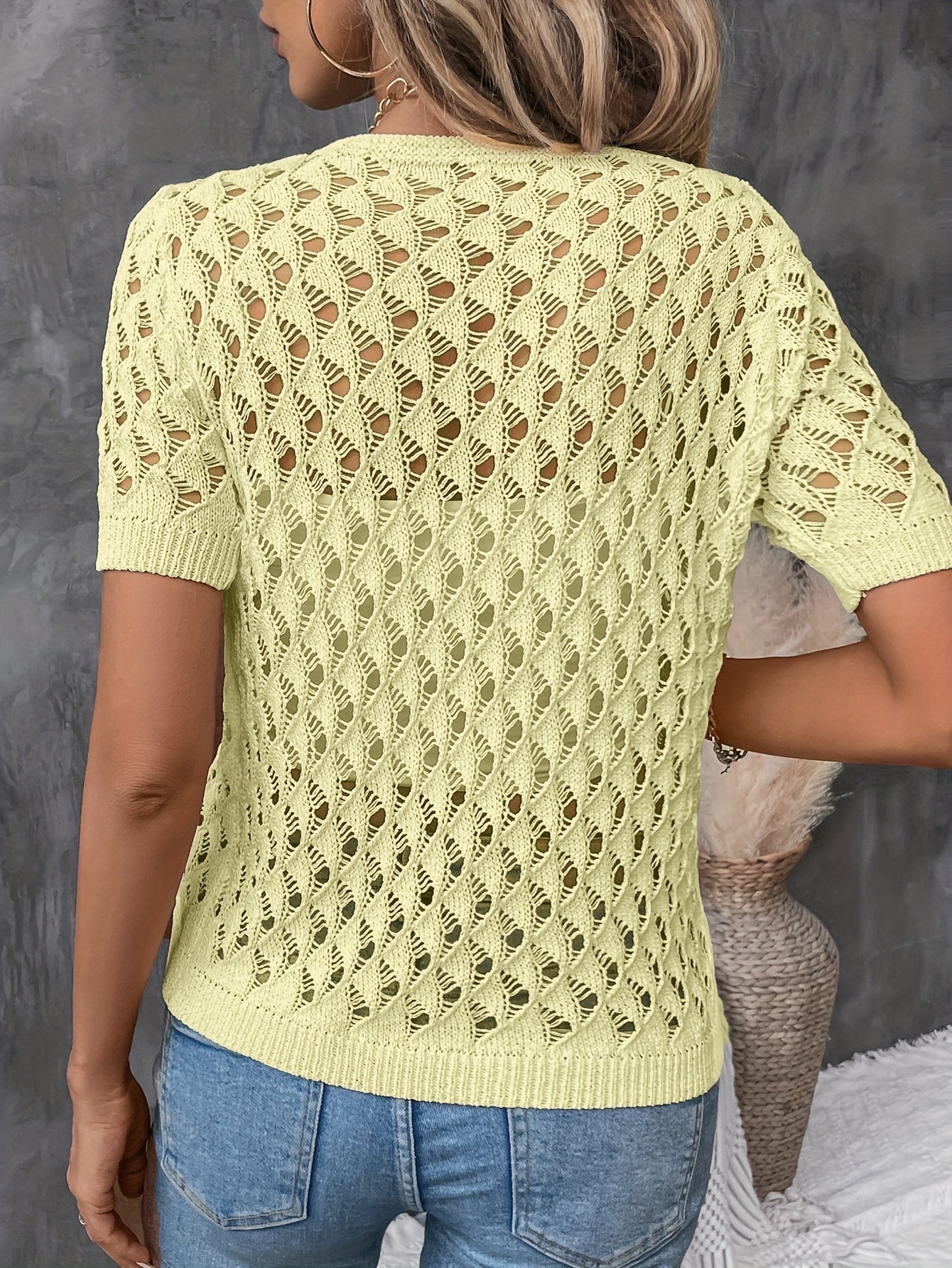 עליונית אלגנטית Angelique עם מפתח V, בד תחרה ושרוולים קצרים לסטייל מושלם