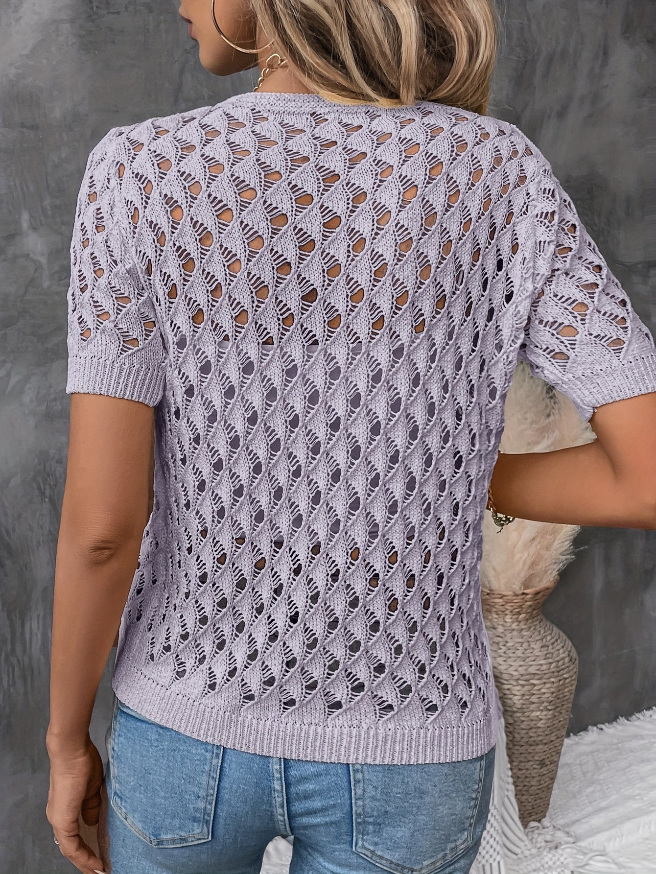 עליונית אלגנטית Angelique עם מפתח V, בד תחרה ושרוולים קצרים לסטייל מושלם