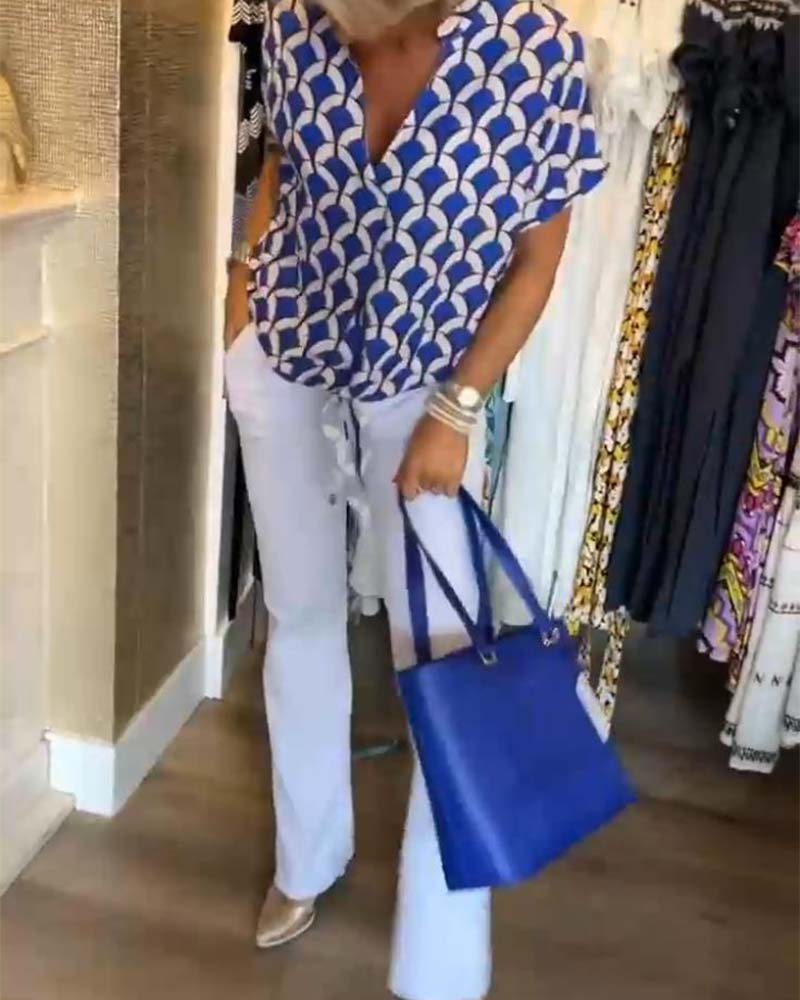 חולצה קז'ואל עם שרוולים קצרים וצווארון V מודפס