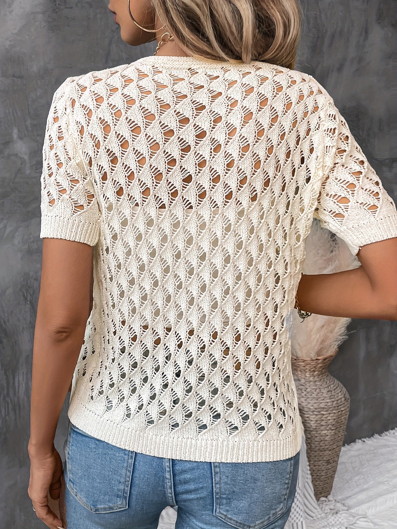 עליונית אלגנטית Angelique עם מפתח V, בד תחרה ושרוולים קצרים לסטייל מושלם