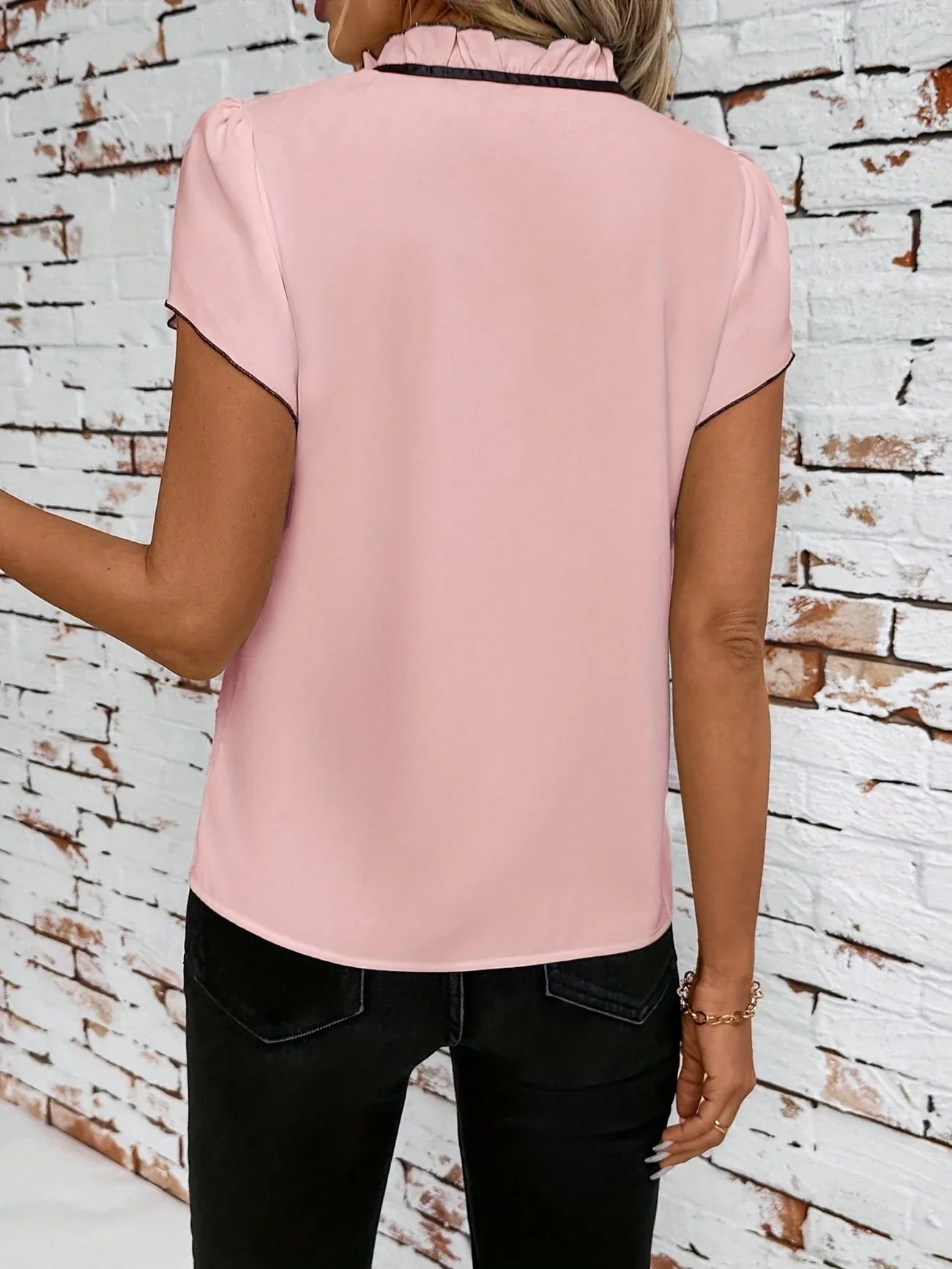 Bethany - חולצת טי קצרה וסטיילית עם עיצוב בלוק צבעים אלגנטי