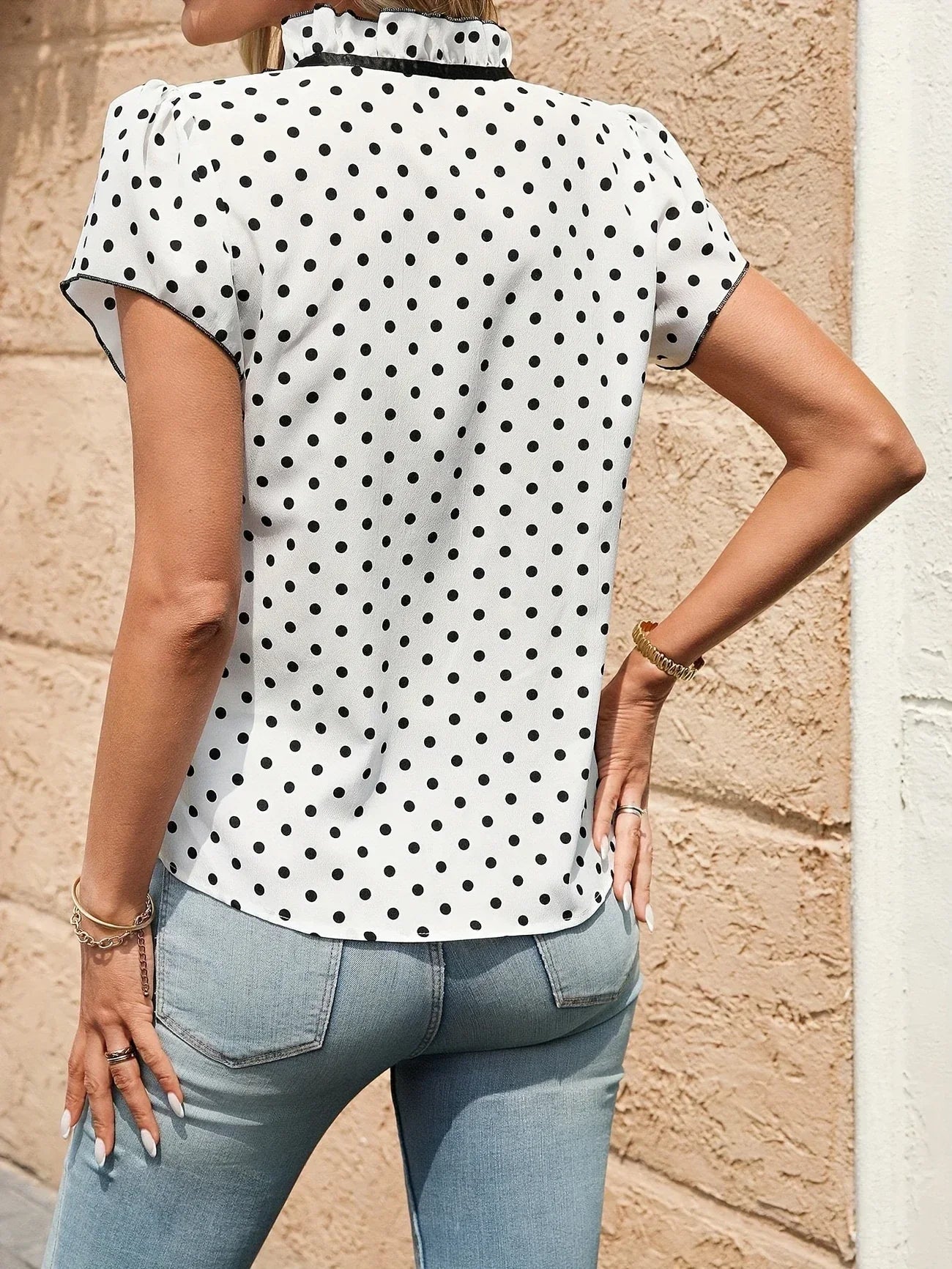 Bethany - חולצת טי קצרה וסטיילית עם עיצוב בלוק צבעים אלגנטי