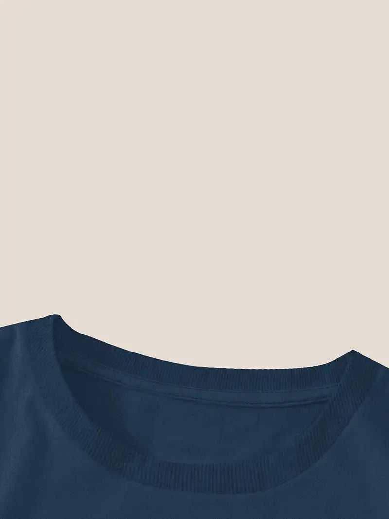 Aimilia - חולצת טי קלה ואלגנטית עם עיטור פרחוני מושך את העין