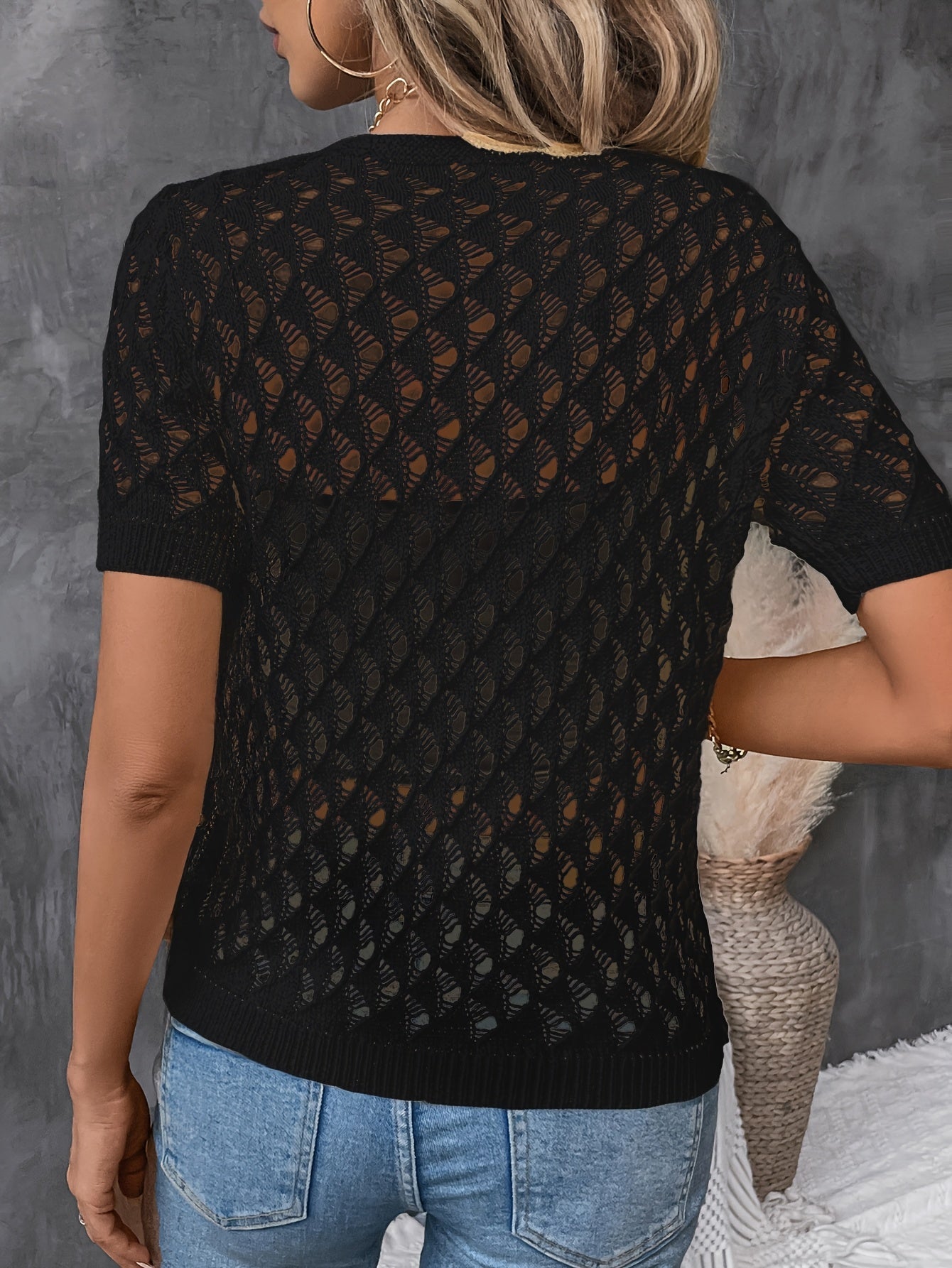 עליונית אלגנטית Angelique עם מפתח V, בד תחרה ושרוולים קצרים לסטייל מושלם