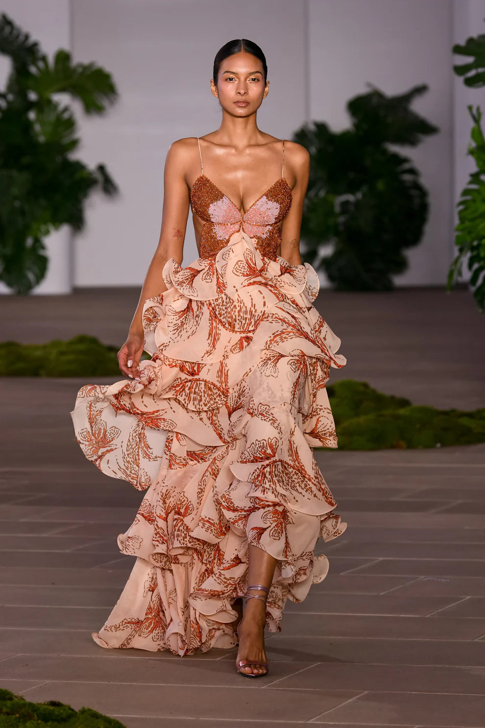 Ameliah - שמלת סטרפלס אופנתי עם קפלים מעוצבים