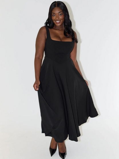 שמלת קיץ מחטבת בגזרה מחמיאה