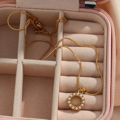 שרשרת אלגנטית עם אותיות וחרוזים טבעיים מצופים בזהב 18 קראט