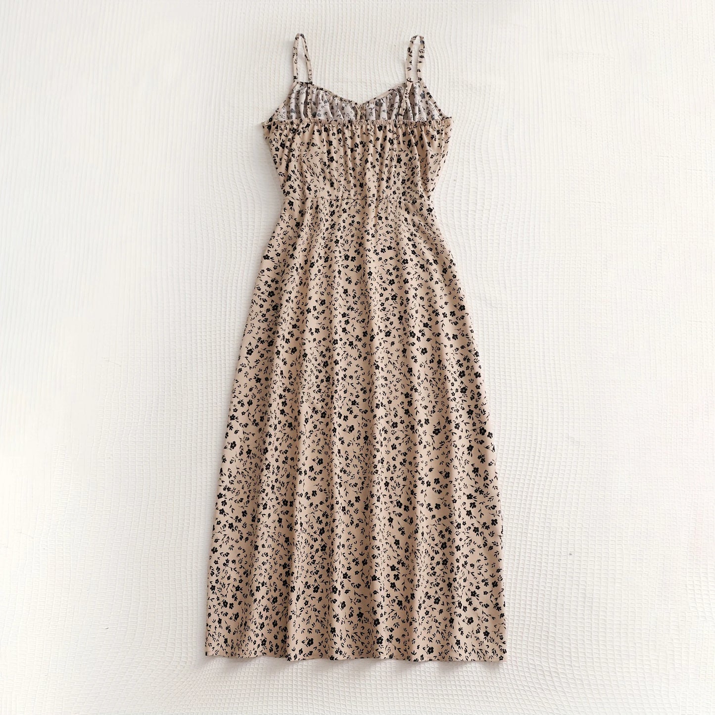 שמלת קיץ מחמיאה עם שסע נשי