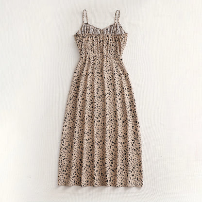 שמלת קיץ מחמיאה עם שסע נשי