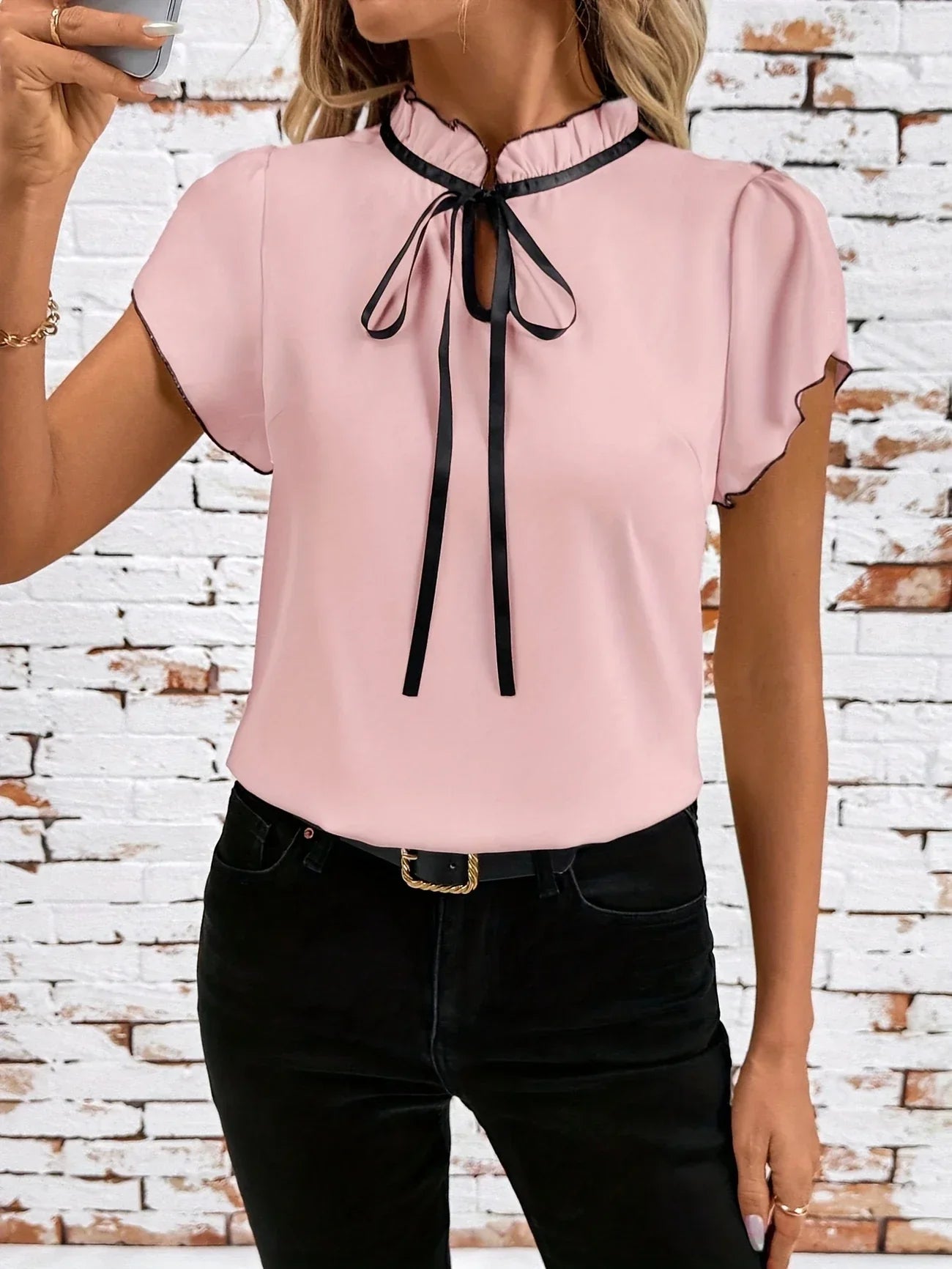 Bethany - חולצת טי קצרה וסטיילית עם עיצוב בלוק צבעים אלגנטי