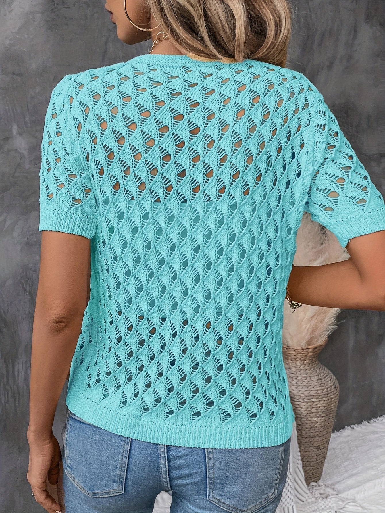 עליונית אלגנטית Angelique עם מפתח V, בד תחרה ושרוולים קצרים לסטייל מושלם