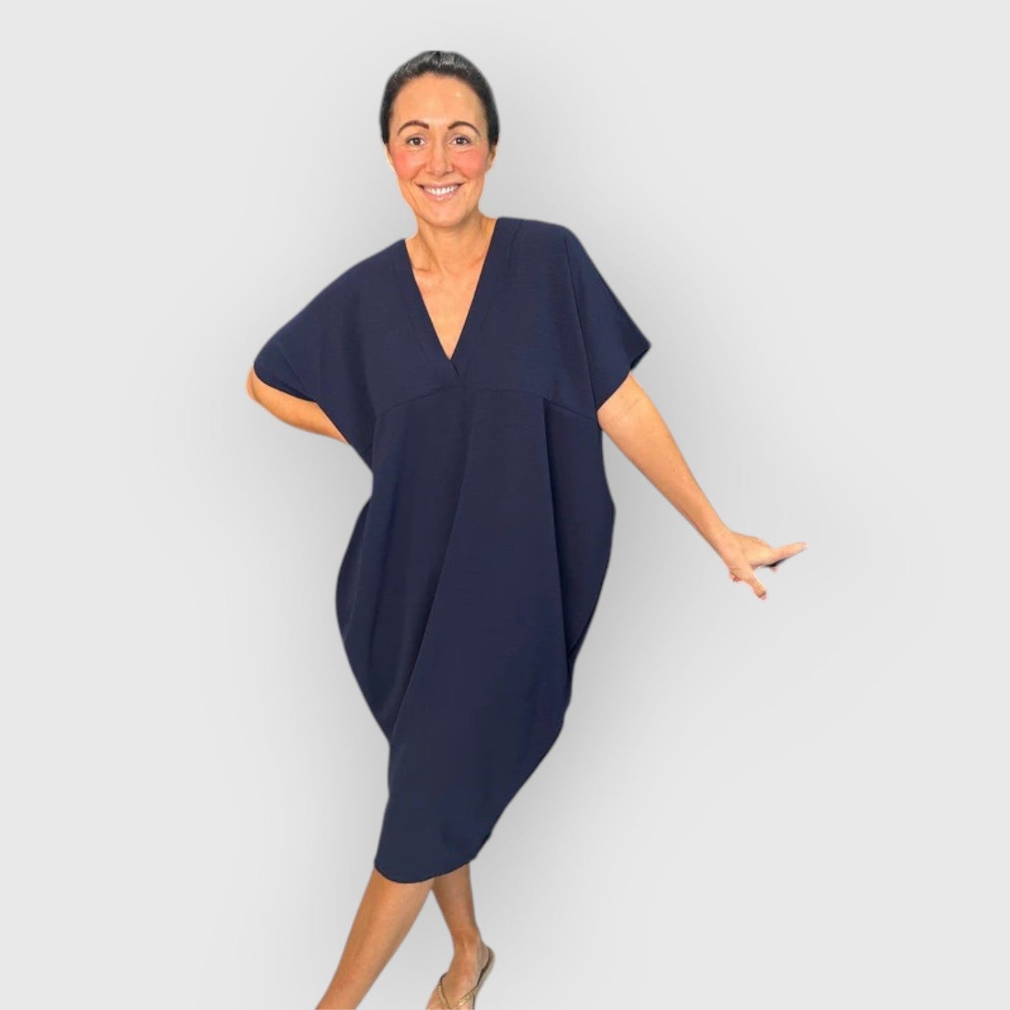 Aveline - שמלת מידי אופנתית עם שרוולים קצרים לנוחות וסטייל