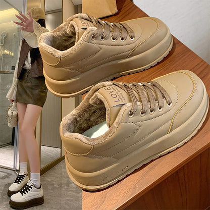 נעלי נשים נוחות וסטייליש עם פלטפורמה למראה יומיומי