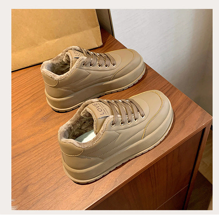 נעלי נשים נוחות וסטייליש עם פלטפורמה למראה יומיומי