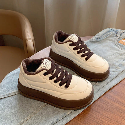 נעלי נשים נוחות וסטייליש עם פלטפורמה למראה יומיומי