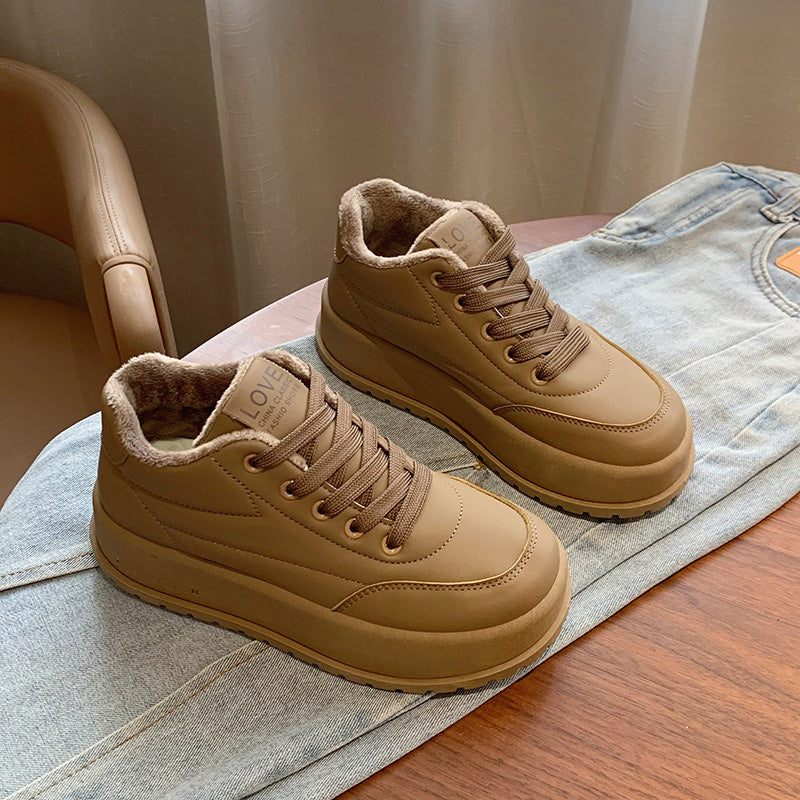 נעלי נשים נוחות וסטייליש עם פלטפורמה למראה יומיומי