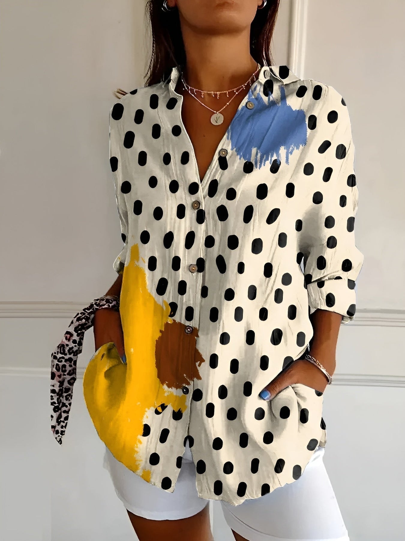 Brenda - בלוזה קזואלית עם עיצובים פרחוניים וגליים מרהיבים